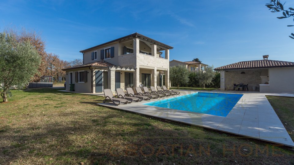 Wunderschöne mediterrane Villa mit Pool, überdachte Aussenküche, Carport in begehrter Lage mit Sonnenkolektoren