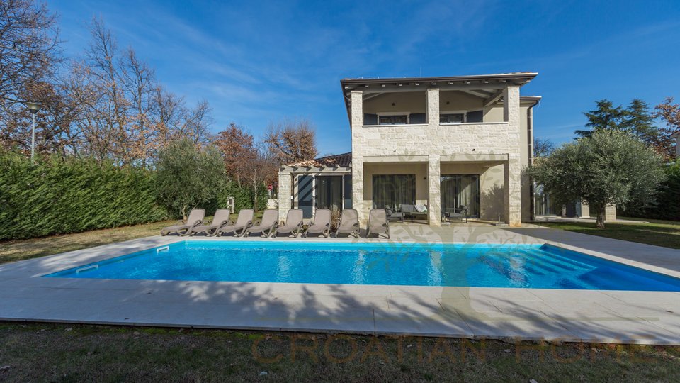 Prekrasna mediteranska vila s bazenom, natkrivenom vanjskom kuhinjom, nadstrešnicom za automobil na traženoj lokaciji ​