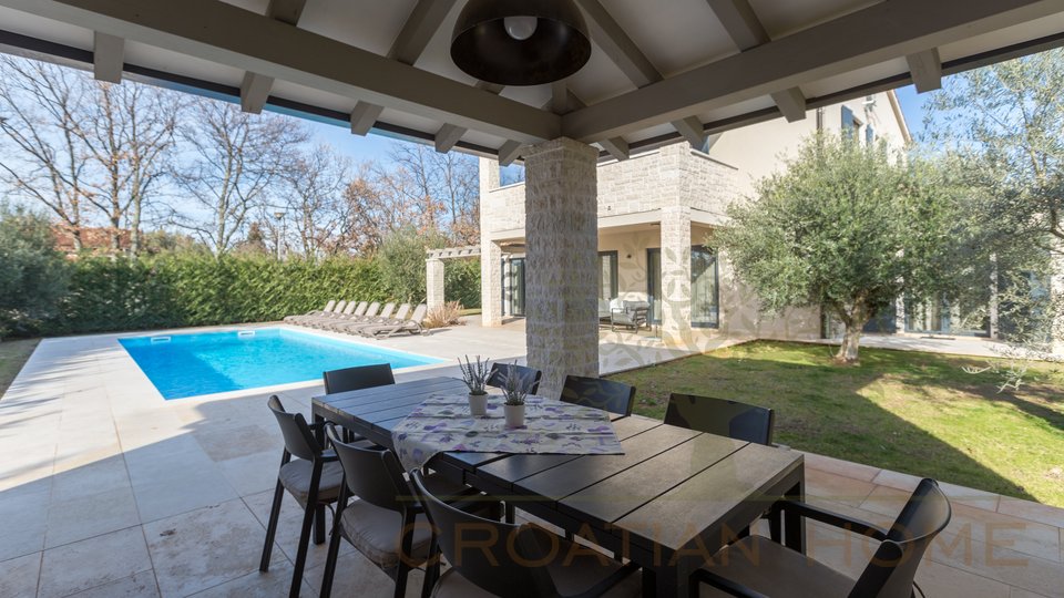 Wunderschöne mediterrane Villa mit Pool, überdachte Aussenküche, Carport in begehrter Lage mit Sonnenkolektoren