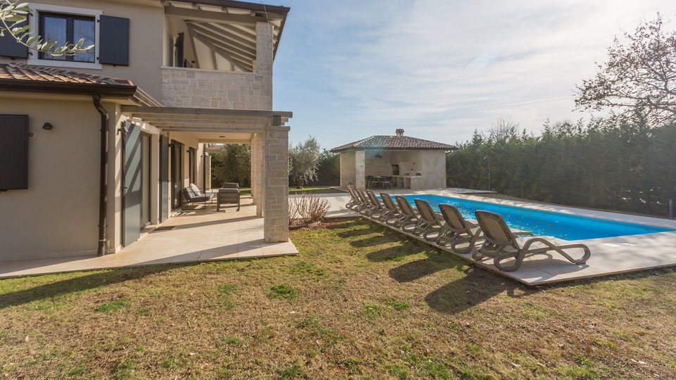 Prekrasna mediteranska vila s bazenom, natkrivenom vanjskom kuhinjom, nadstrešnicom za automobil na traženoj lokaciji ​