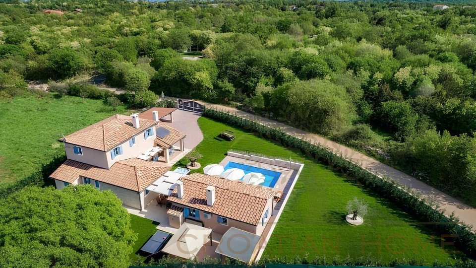 Mediterrane Luxusvilla mit Pool im Grünen mit viel Privatsphäre ohne direkte Nachbarrn