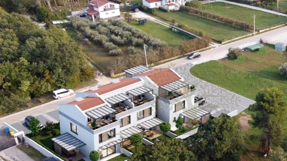 Endreihenhaus mit 134 m2 Garten nur 2000 m vom Meer und 1000 m dem Stadtzentrum der Stadt Porec entfernt