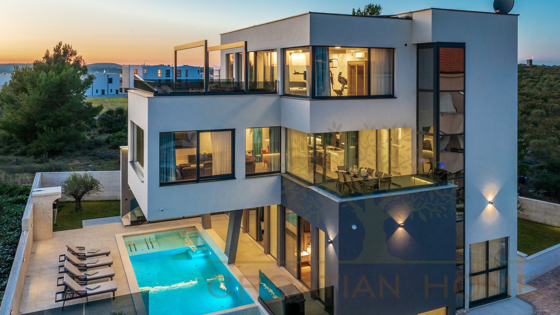 Luxus Villa mit Pool, Whirlpool, Aufzug  nur 100 m vom Meer mit herrvoragendem Ausblick auf das Meer