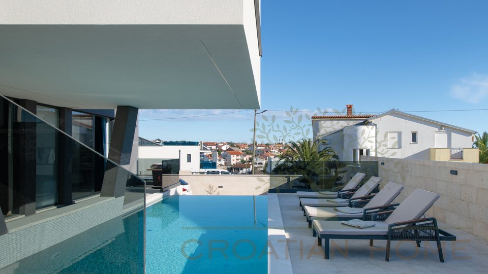 Luxus Villa mit Pool, Whirlpool, Aufzug  nur 100 m vom Meer mit herrvoragendem Ausblick auf das Meer