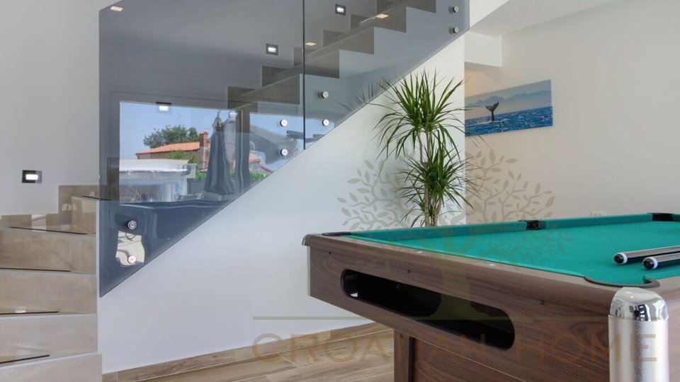 Villa mit Pool, Einliegerwohnung und Nebengebäude als Abstellraum/Technikraum
