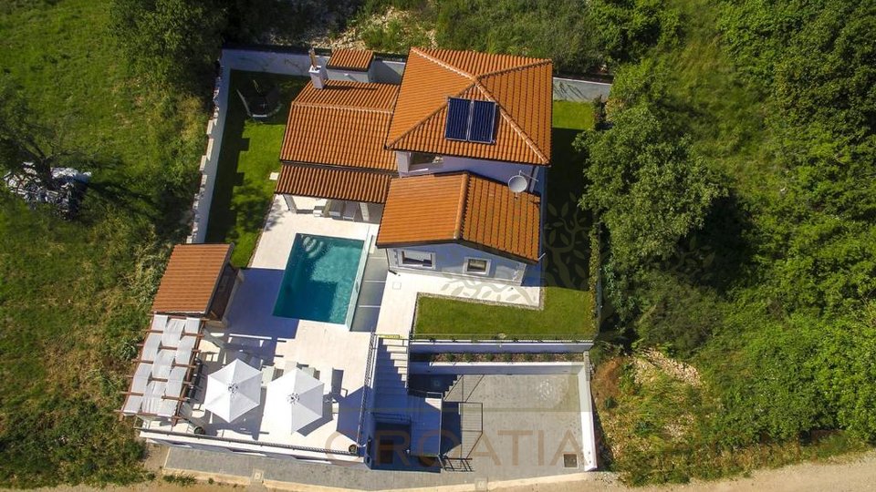 Villa mit Pool, Solaranlage, Einliegerwohnung und aposluter Privatsphäre!