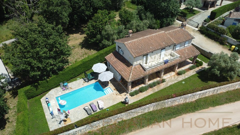 Villa mit beheiztem Pool und Meerblick in ruhiger Lage