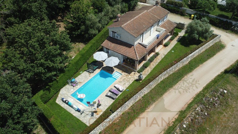 Villa mit beheiztem Pool und Meerblick in ruhiger Lage