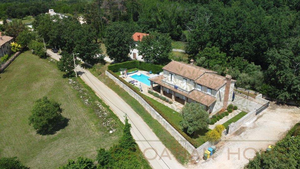 Villa mit beheiztem Pool und Meerblick in ruhiger Lage