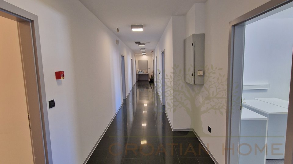 Commercial Property, 425 m2, For Rent, Pula