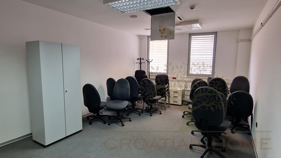 Commercial Property, 425 m2, For Rent, Pula