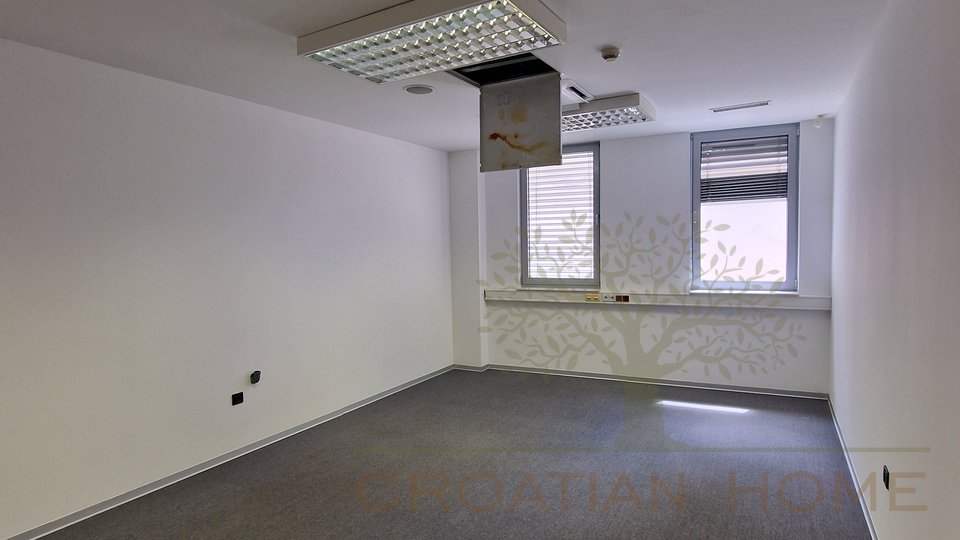 Commercial Property, 425 m2, For Rent, Pula