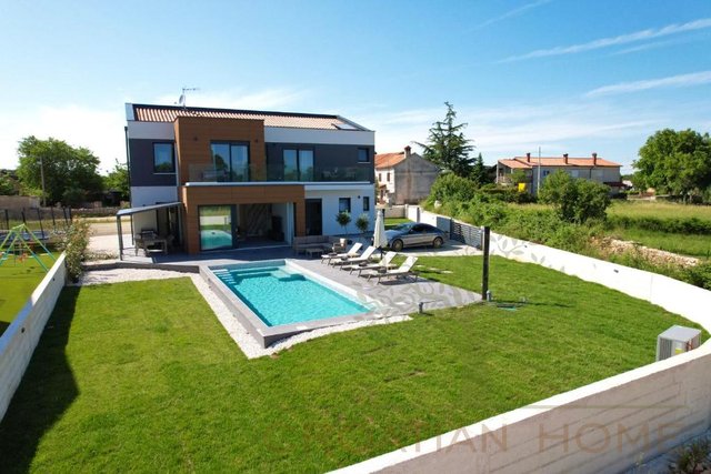 Moderne Villa mit beheiztem Pool, Jacuzzi und Sonnenkolektoren, wie auch Elektro-Ladestation
