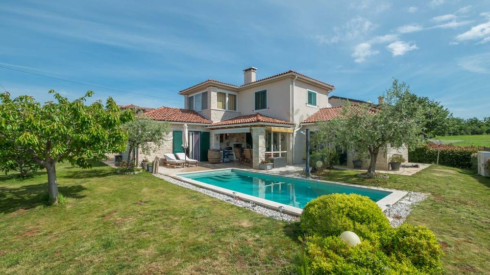 Hochwertige Villa mit 4 Schlafzimmer und Pool nur 8 km vom Meer und der Stadt Porec