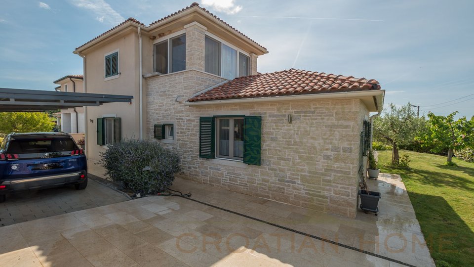 Hochwertige Villa mit 4 Schlafzimmer und Pool nur 8 km vom Meer und der Stadt Porec