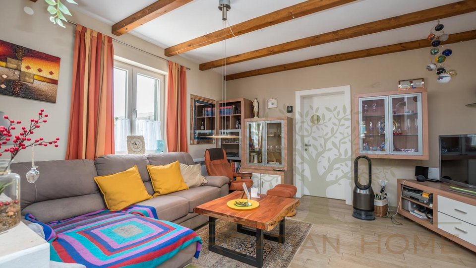 Hochwertige Villa mit 4 Schlafzimmer und Pool nur 8 km vom Meer und der Stadt Porec