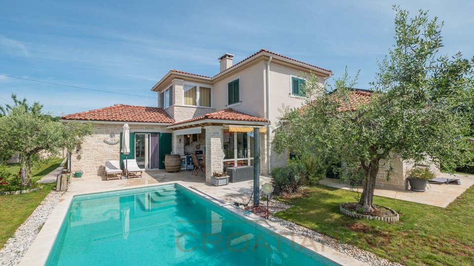 Hochwertige Villa mit 4 Schlafzimmer und Pool nur 8 km vom Meer und der Stadt Porec