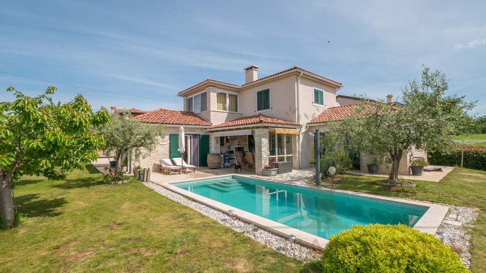 Hochwertige Villa mit 4 Schlafzimmer und Pool nur 8 km vom Meer und der Stadt Porec