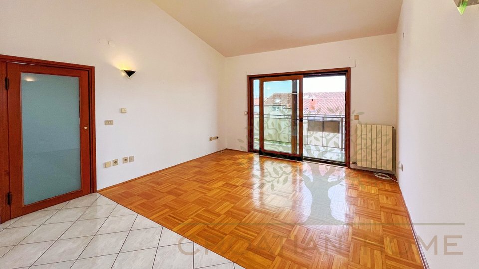 Sehr schön aufgeteilte Dreizimmerwohnung in Porec mit 2 Terassen und Meerblick