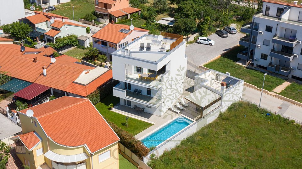 Villa mit beheiztem Pool, Garage und traumhaften Meerblick nur 150 m vom Meer