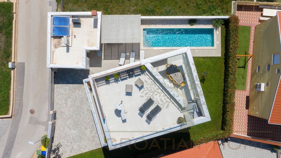 Villa mit beheiztem Pool, Garage und traumhaften Meerblick nur 150 m vom Meer