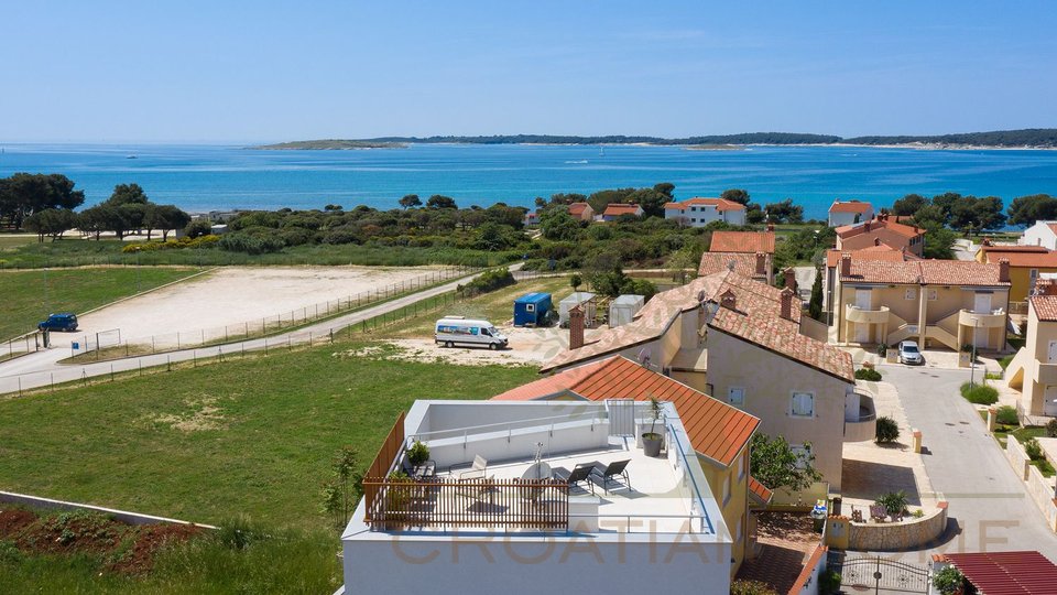 Villa mit beheiztem Pool, Garage und traumhaften Meerblick nur 150 m vom Meer