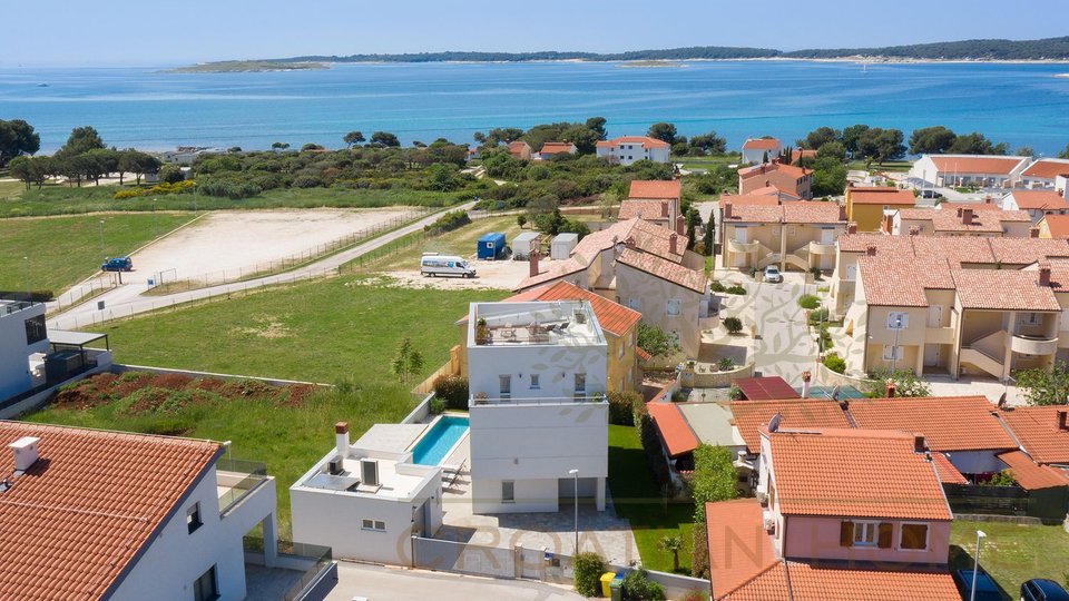 Villa mit beheiztem Pool, Garage und traumhaften Meerblick nur 150 m vom Meer