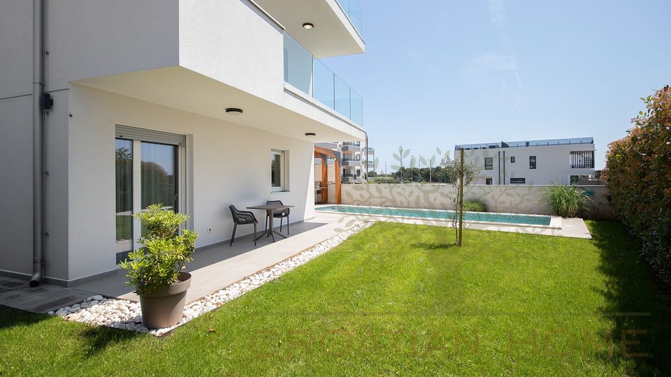 Villa mit beheiztem Pool, Garage und traumhaften Meerblick nur 150 m vom Meer