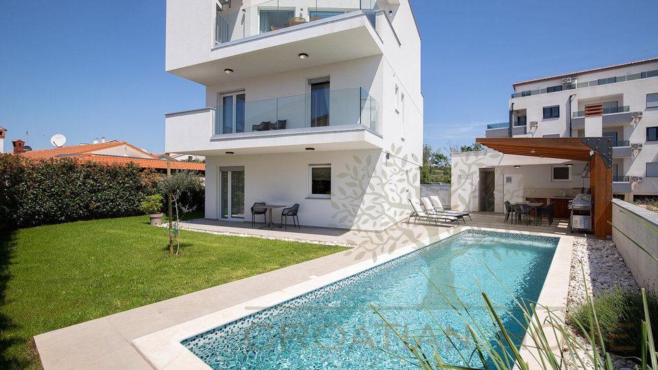 Villa mit beheiztem Pool, Garage und traumhaften Meerblick nur 150 m vom Meer