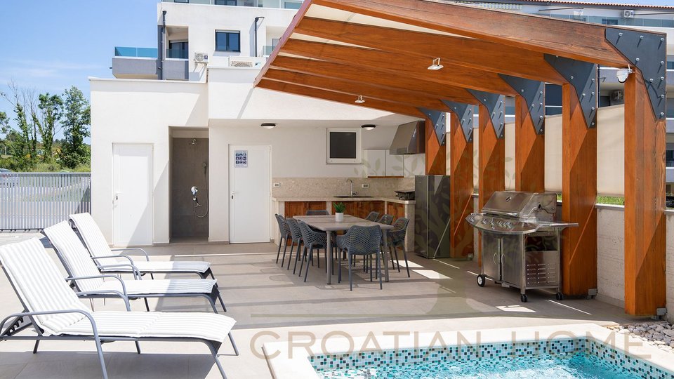 Villa mit beheiztem Pool, Garage und traumhaften Meerblick nur 150 m vom Meer