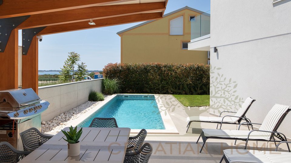Villa mit beheiztem Pool, Garage und traumhaften Meerblick nur 150 m vom Meer