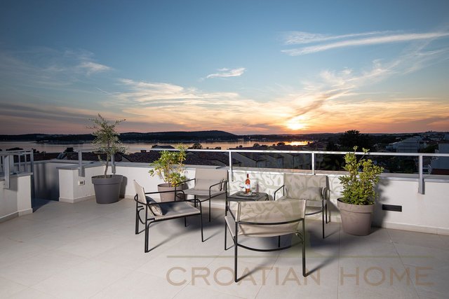 Villa mit beheiztem Pool, Garage und traumhaften Meerblick nur 150 m vom Meer