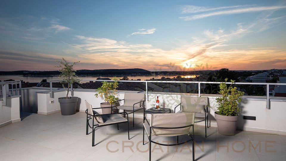 Villa mit beheiztem Pool, Garage und traumhaften Meerblick nur 150 m vom Meer