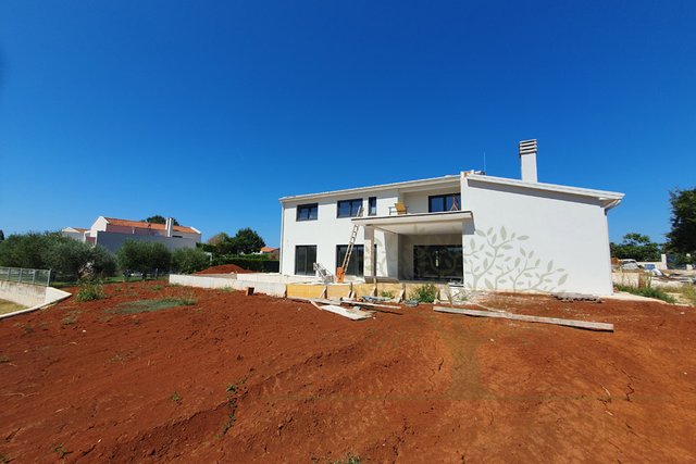 Mediterrane Villa mit Pool nur 7 km vom Meer in ruhiger Lage am Rande der Ortschaft