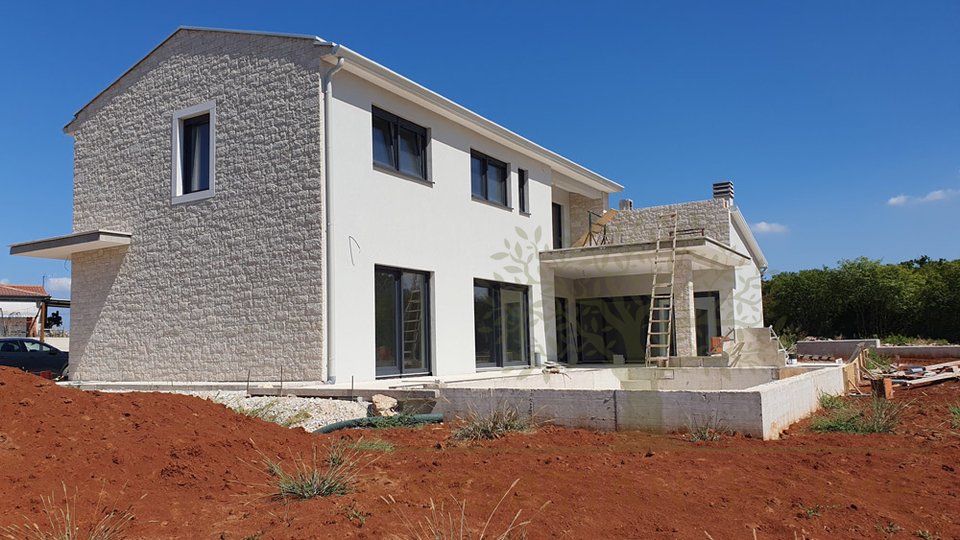 Mediterrane Villa mit Pool nur 7 km vom Meer in ruhiger Lage am Rande der Ortschaft