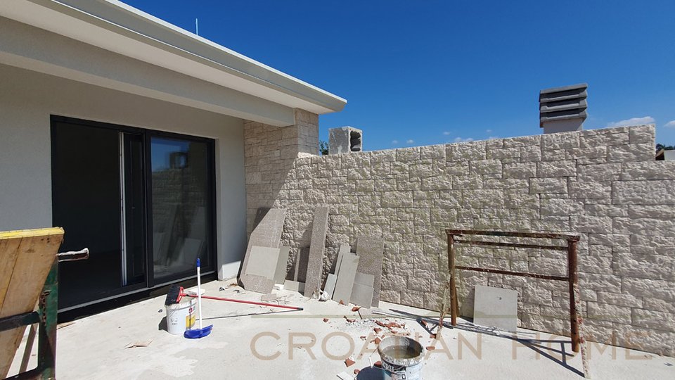 Mediterrane Villa mit Pool nur 7 km vom Meer in ruhiger Lage am Rande der Ortschaft
