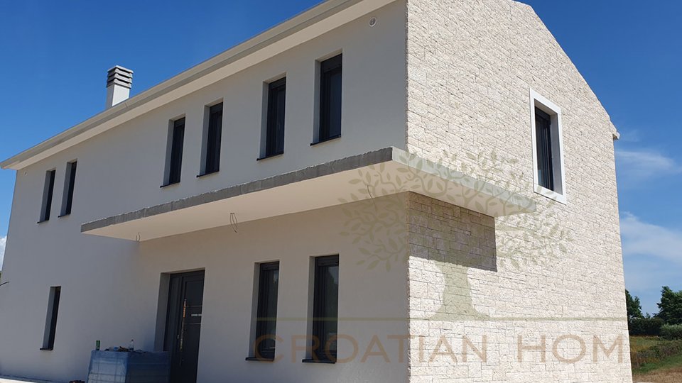 Mediterrane Villa mit Pool nur 7 km vom Meer in ruhiger Lage am Rande der Ortschaft