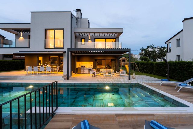 House, 290 m2, For Sale, Poreč