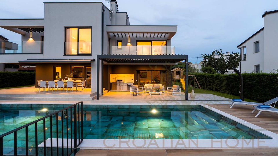 House, 290 m2, For Sale, Poreč