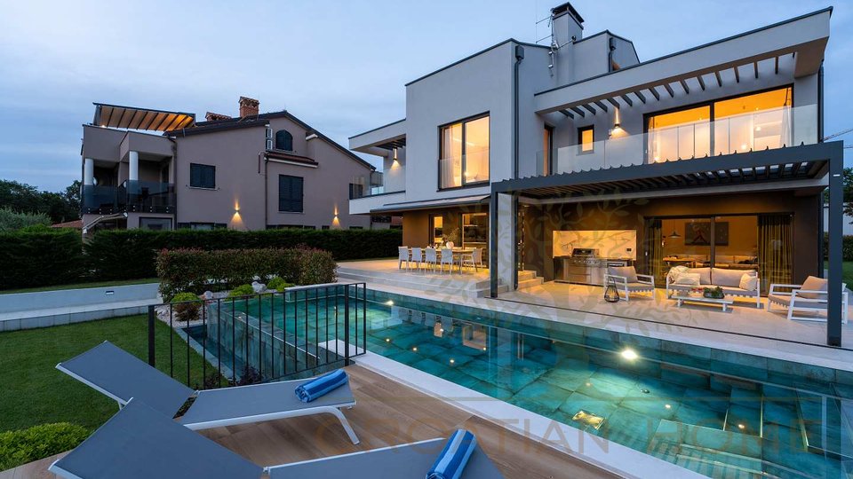 House, 290 m2, For Sale, Poreč