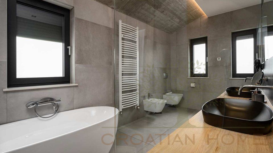 House, 290 m2, For Sale, Poreč