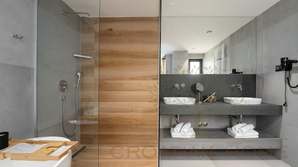 House, 290 m2, For Sale, Poreč