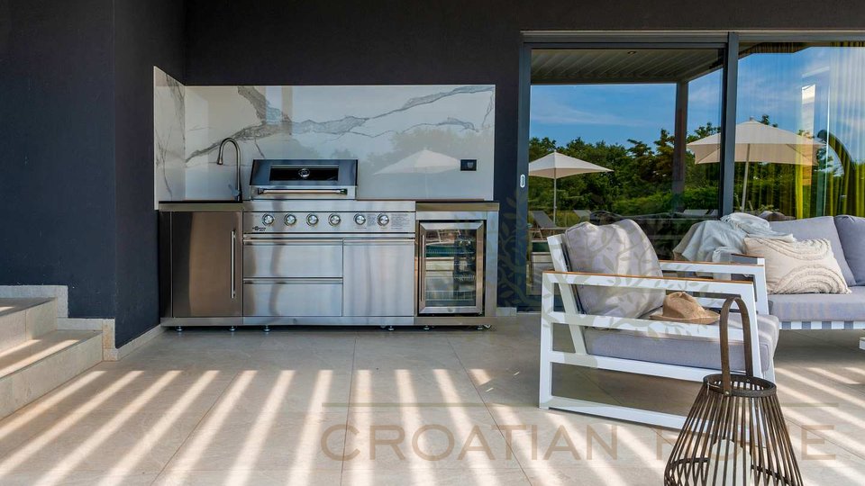 House, 290 m2, For Sale, Poreč