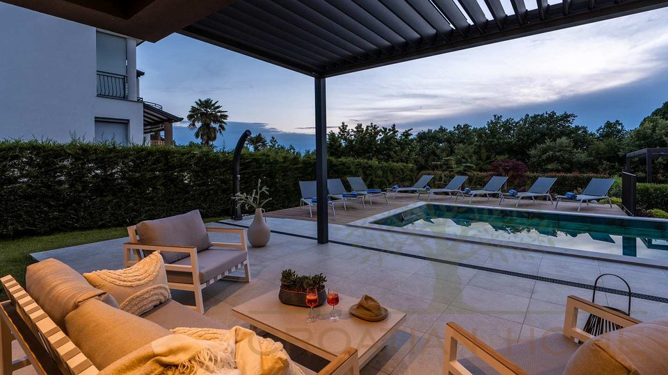 House, 290 m2, For Sale, Poreč