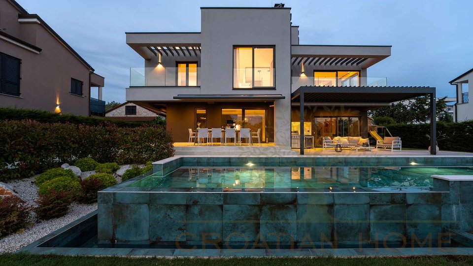 House, 290 m2, For Sale, Poreč