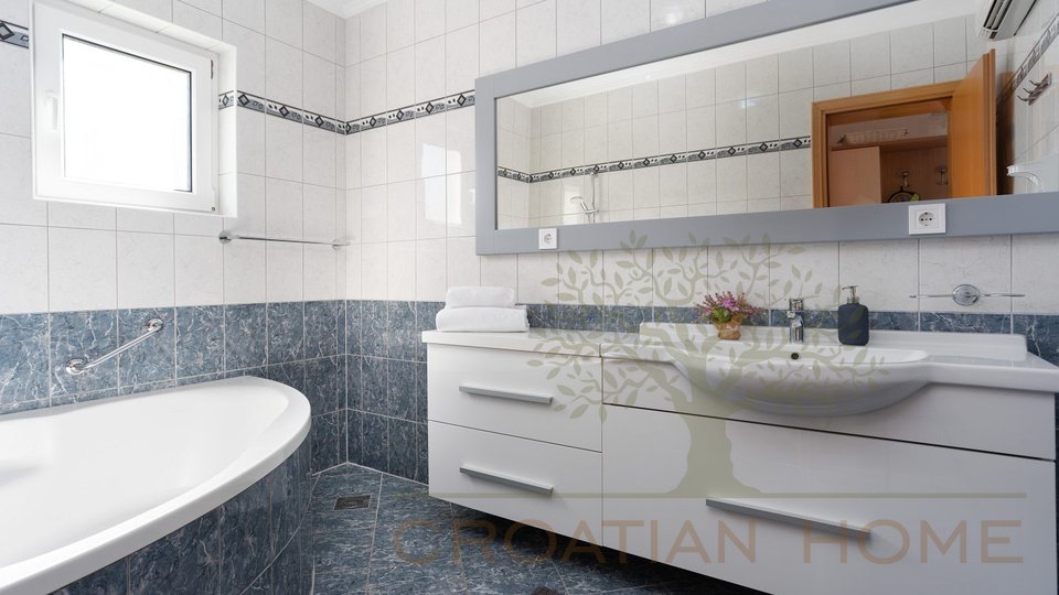House, 206 m2, For Sale, Poreč