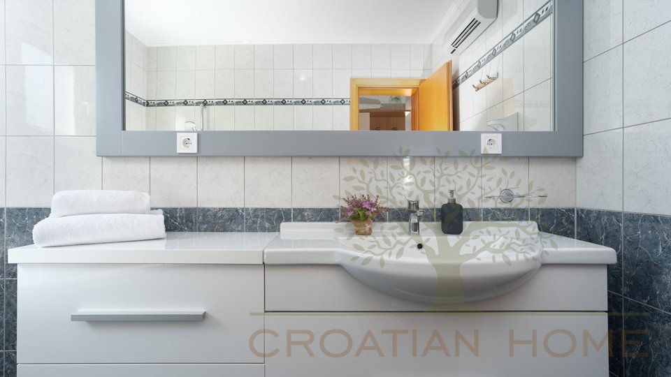 House, 206 m2, For Sale, Poreč